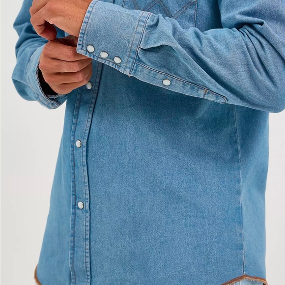 NWT Wrangler Men’s Light Blue Denim Shirt - Classic Western Style - Picture 3 of 4
